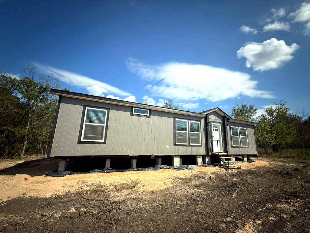 Manufactured home exterior finished by Tidy Up LLC